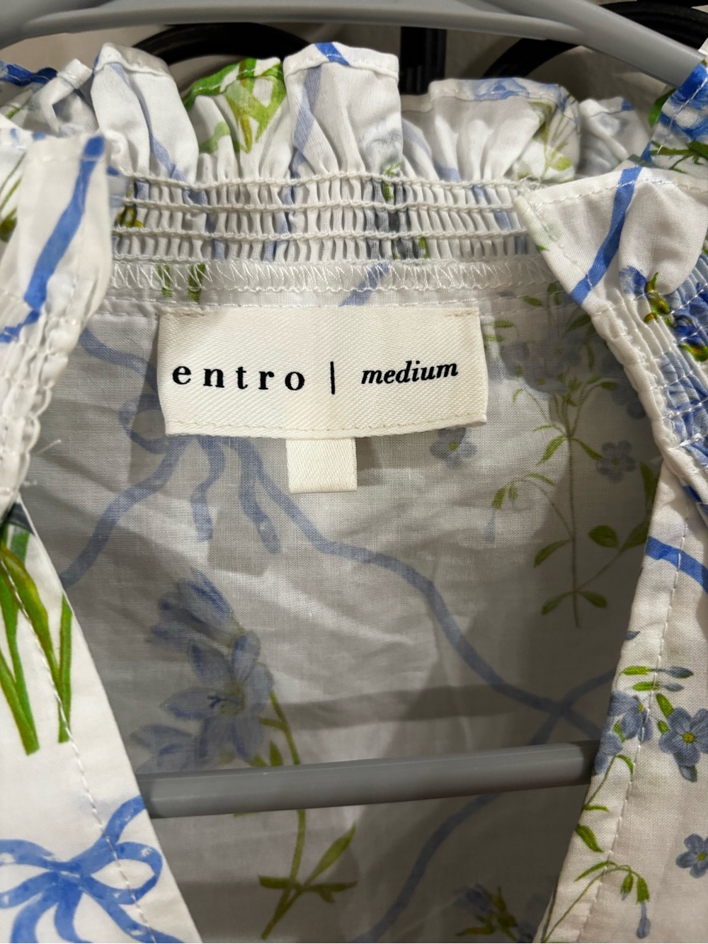 Entro blouse size medium. Never worn. - Picture 3 of 7
